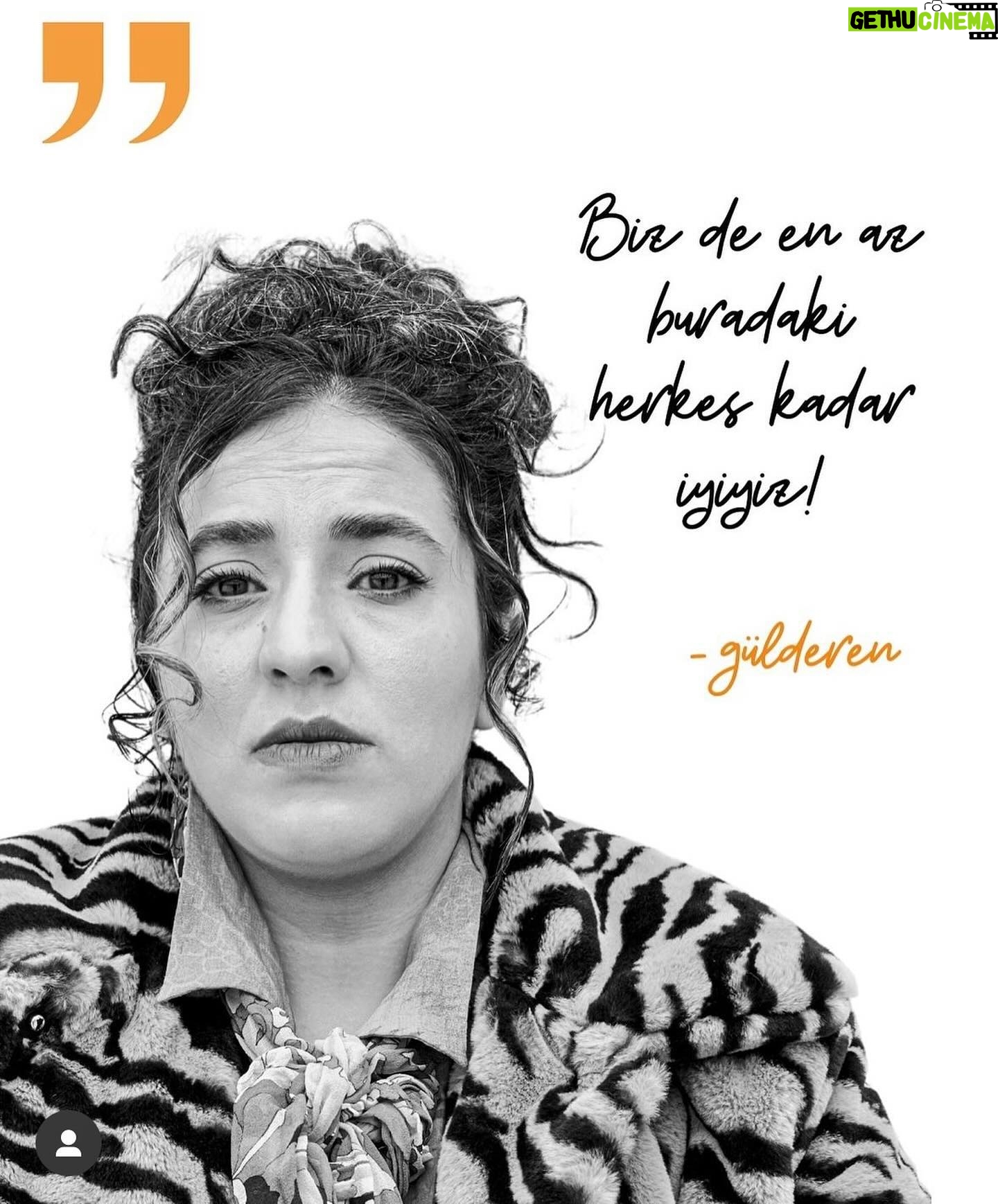Ceren Taşçı Instagram - Tanıştırayım Gülderen Biricik. İsmiyle müsemma biricik biri. Bu sene beni hayata bağlayan şeylerden biri oldu Gülderen’e çalışmak. Böyle söyleyince romantize ediyor gibi oluyor ama tüm gerçekliğiyle söylüyorum; zorlu bir yılı atlatmamda zaman zaman depresyondan çıkmamda büyük payı var. Oyunda Macbeth’ e dönüşen bir kadını oynuyorum. Kolay rastlanır bir rol değil haliyle ve beni denemek ve seyirciyle her seferinde yeniden deneyimlemek çok heyecanlandırıyor. Bir de müthiş oyun arkadaşlarım da olunca keyfimden geçilmiyor. Size bugün keyfimden bahsetmek istedim biraz da heyecanımdan, öyle işte. @bonobotiyatro gencecik bir ekipten oluşuyor ve ilk oyunları @parlakfikirleroyun . Ve bize inanıp destekleyen yapımcılarımız var @platzproject @flanoryapim ve uygulayıcı yapımcımız @noyapim . Bu dönemde bu ekonomik koşullarda tiyatro yapmak ne kadar zor olsa da tüm inadımızla ve heyecanımızla sahnelerde olacağız tabi ki sizlerin de desteğiyle. Ben tarihlerimizi de şöyle bırakıyorum. 4 Mayıs @moisahne 15 Mayıs @atlas.1948 Doğum günüm koşun gelin sonra da sarılırız🫶 24 Mayıs @alankadikoy 26 Mayıs @houseofperformanceofficial Biletlerimiz @biletinial ve @tiyatrolar üzerinden satışta ✨