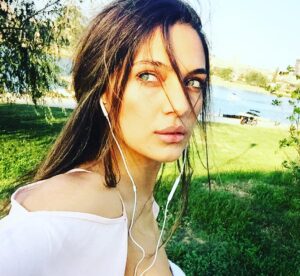 Ceren Yılmaz Instagram - Insan dediğin nice işler görür, generalim, 
Bilir uçurmasını, öldürmesini, insan dediğin. Ama bir kusurcuğu var; 
Bilir düşünmesini de.  B.Brecht