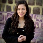 Ceren Yılmaz Instagram – Zümrüt hiç sizi bırakıp gidebilir mi ? 😇 Dünya çapında yaşanan bu üzücü günler geçtikten sonra yine ekran karşısında sizlerle birlikte olacağız hassasiyetiniz ve ilgiliniz için çok teşekkürler ☺️ #zümrüdüanka