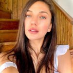Ceren Yılmaz Instagram – Geldik mi kürkçü dükkanına Zümrüt ? ☺️ Başladık 🌸 Bundan daha iyi nasıl olur? 😇 #zümrüdüanka