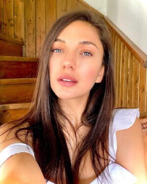 Ceren Yılmaz Instagram - Geldik mi kürkçü dükkanına Zümrüt ? ☺️ Başladık 🌸 Bundan daha iyi nasıl olur? 😇 #zümrüdüanka