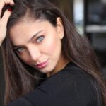 Ceren Yılmaz Instagram – Yerin seni çektiği kadar ağırsın.
Kanatların çırpındığı kadar hafif…
Kalbinin attığı kadar canlısın.
Gözlerinin uzağı gördüğü kadar genç….
Sevdiklerin kadar iyisin.
Nefret ettiklerin kadar kötü…
Ne renk olursa olsun kaşın gözün.
Karşındakinin gördüğüdür rengin… Photo: Muttalip Şen 🙏🏻