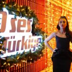 Ceren Yalazoğlu Karakoç Instagram - Bu şahane deneyimde yanımda olan ve hatta tüm yıl boyunca bana desteğini eksik etmeyen eşime, dostlarıma, birlikte çalıştığım her biri ayrı değerli ekip arkadaşlarıma ve en çok da beni ben yapan seyircilere çok teşekkür ederim! Hepimize tertemiz, neşe dolu , bol kahkahalı, bereketli, sağlıklı ve mutlu yıllar 🎉 ——— @studiotayfunkaba @elipeacock @swarovski —— @ecesisik @hidayetkorkmaz_ @mutluahmet.sinan @aysegulsenerpr @televimenajerlikofficial @hipnouniverse @orhankandemir_