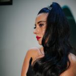 Ceren Yalazoğlu Karakoç Instagram - Bu şahane deneyimde yanımda olan ve hatta tüm yıl boyunca bana desteğini eksik etmeyen eşime, dostlarıma, birlikte çalıştığım her biri ayrı değerli ekip arkadaşlarıma ve en çok da beni ben yapan seyircilere çok teşekkür ederim! Hepimize tertemiz, neşe dolu , bol kahkahalı, bereketli, sağlıklı ve mutlu yıllar 🎉 ——— @studiotayfunkaba @elipeacock @swarovski —— @ecesisik @hidayetkorkmaz_ @mutluahmet.sinan @aysegulsenerpr @televimenajerlikofficial @hipnouniverse @orhankandemir_