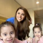 Cevahir Turan Instagram – Özellikle mevsim geçişlerinde sindirim sistemini düzenlemeye ve bağışıklık sisteminimizi desteklemeye yardımcı olmak için kullanabileceğimiz yöntemlerden biri de probiyotik kullanımıdır.  60 yıldan fazla tecrübesiyle benim ve çocuklarımın  tercihi Entrogermina`nın içerdiği probiyotik mikroorganizmalar sindirim sistemini düzenlenmeye, bağışıklık sistemini desteklemeye yardımcı oluyor. Sadece çalkala, aç ve hüplet! ☺️ 10 yaşına kadar çocuğunuza Enterogermina Kids, 10 yaşından sonra hem çocuğunuza hem kendinize Enterogermina Family kullanabilirsiniz.  Den-G de çocuklarımıza eğitici ve eğlenceli içerikleriyle arkadaş oluyor. Den-G nin Maceraları serisi hem eğitici hem de eğlendirici çizgi filmleriyle şimdi youtube’da bizlerle🥰Çizgi filmlere @enterogerminatr hesabının biosundaki linkten ulaşabilirsiniz! Şimdiden iyi seyirler! ☺️ #işbirliği