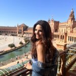 Cevahir Turan Instagram – Endülüs tatili planlayanlar için, Seville’ye bir gün yetmez. Mutlaka iki gününüzü ayırın. Çok güzel, kültür ve tarih kokan bir şehir. Ayrıca İspanyol kızlarına bayıldım. Çok güzellermiş 🥰 Şansımıza Feria karnavalına denk geldik bilmeden. Endülüs’ün meşhur kostüm ve kültür karnavalı. Sokaklarda herkes Flamenco kıyafetleriyle, kadınlar çok şık, erkekler de takım elbiseyle gece 12’yi karnavalın açılışını bekliyorlardı. Bütün hafta Sevilla Flamenco karnaval havasında olacak ☺️ Daha önce burada Araplar yaşadığı için de her bir köşesinde Arap mimarisini de görmek mümkün. ☺️ #sevilla #spain🇪🇸
