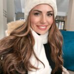 Cevahir Turan Instagram – Bizim ailece en çok kıymet verdiğimiz haftasonları çocuklarla aktivite yapmak. Büyüdüklerinde anılarında güzel şeyler kalsın istiyoruz. Nihayetinde onu iyi insan yapacak olan anılarıdır, anılarında yaşadığı mutluluktur 🥰 Loya – anne, Aya – baba günü olmuş biraz. Söz konusu eğitim olunca Arman çok disiplinli, görev onda ☺️ Aya Bella’ya kayak eğitimi veriyor. Söz konusu dinlenme, keyif yapma ve beslenme olunca bütün görev bende ☺️ Haliyle Loya bende. Aya Bella kayağı baya ilerletirken, Loya bi kızakta oturdu bi yedi bi oturdu bi yedi, yemek olmadığında sümüğünü yedi, sonra fotoğraf çekilirken bile oturdu, çok yoruldu, şimdi uyudu ☺️ Ben şimdi odada uyuyan Loya’nın yanındayken, Aya Bella harekete devam ediyor. Dinlenmek istemedi. Dışarıya yeni keşiflere çıktı ☺️ İşte aynı anne babadan iki çocuk bu kadar farklı olabiliyor. Kimse kendini suçlamasın. Nihayetinde herkesin bi mizacı var ☺️ Kısacası herkes mutlu olsun. Anılarda hep mutlu anlar kalsın ❤️
