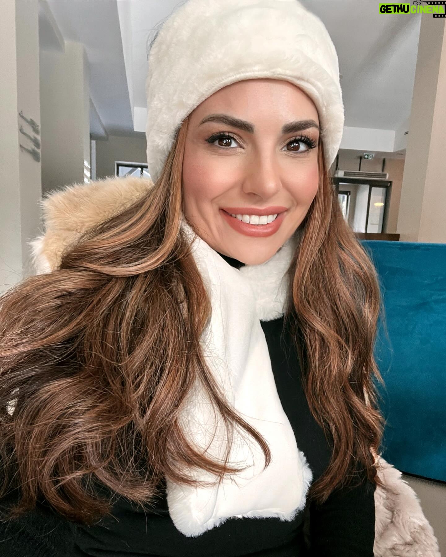 Cevahir Turan Instagram - Bizim ailece en çok kıymet verdiğimiz haftasonları çocuklarla aktivite yapmak. Büyüdüklerinde anılarında güzel şeyler kalsın istiyoruz. Nihayetinde onu iyi insan yapacak olan anılarıdır, anılarında yaşadığı mutluluktur 🥰 Loya - anne, Aya - baba günü olmuş biraz. Söz konusu eğitim olunca Arman çok disiplinli, görev onda ☺️ Aya Bella’ya kayak eğitimi veriyor. Söz konusu dinlenme, keyif yapma ve beslenme olunca bütün görev bende ☺️ Haliyle Loya bende. Aya Bella kayağı baya ilerletirken, Loya bi kızakta oturdu bi yedi bi oturdu bi yedi, yemek olmadığında sümüğünü yedi, sonra fotoğraf çekilirken bile oturdu, çok yoruldu, şimdi uyudu ☺️ Ben şimdi odada uyuyan Loya’nın yanındayken, Aya Bella harekete devam ediyor. Dinlenmek istemedi. Dışarıya yeni keşiflere çıktı ☺️ İşte aynı anne babadan iki çocuk bu kadar farklı olabiliyor. Kimse kendini suçlamasın. Nihayetinde herkesin bi mizacı var ☺️ Kısacası herkes mutlu olsun. Anılarda hep mutlu anlar kalsın ❤️