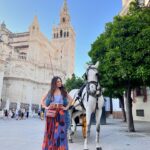 Cevahir Turan Instagram - Endülüs tatili planlayanlar için, Seville’ye bir gün yetmez. Mutlaka iki gününüzü ayırın. Çok güzel, kültür ve tarih kokan bir şehir. Ayrıca İspanyol kızlarına bayıldım. Çok güzellermiş 🥰 Şansımıza Feria karnavalına denk geldik bilmeden. Endülüs’ün meşhur kostüm ve kültür karnavalı. Sokaklarda herkes Flamenco kıyafetleriyle, kadınlar çok şık, erkekler de takım elbiseyle gece 12’yi karnavalın açılışını bekliyorlardı. Bütün hafta Sevilla Flamenco karnaval havasında olacak ☺️ Daha önce burada Araplar yaşadığı için de her bir köşesinde Arap mimarisini de görmek mümkün. ☺️ #sevilla #spain🇪🇸