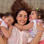 Cevahir Turan Instagram - Bir kadının karnına dünyayı sığdırmasıyla başlıyor her şey. 9 ay sadece bir bebeği taşımıyor, koca bir hayatı omuzluyor. Beni doğduğum günden beri taşıyan, her anımda omuzlayan, en ufak sorunumda destek olan Annem’e: Teşekkür ederim. Dört sene önce kaybettiğim dünyalar iyisi anne yarım Yengem’e; kızlarımı “yavrumun yavruları” diye seven Anneannem’e; beni yediren, büyüten, bugünlere getiren Babaannem’e, ruhu güzel kayınvalideme, bana emek veren halalarıma, teyzelerime ve çocuğunu kanatlar altına alan tüm güzel Annelere: Sevgiler ve teşekkürler... Bana dünyanın en içten ve güzel duygularını yaşatan kızlarım Aya Bella’mın ve Loya’mın annesi olma gururunu yaşadığım için çok mutluyum. Allah olmayanlara yaşatsın ve annesi yanında olmayanlara eksikliğini yaşatmasın...
