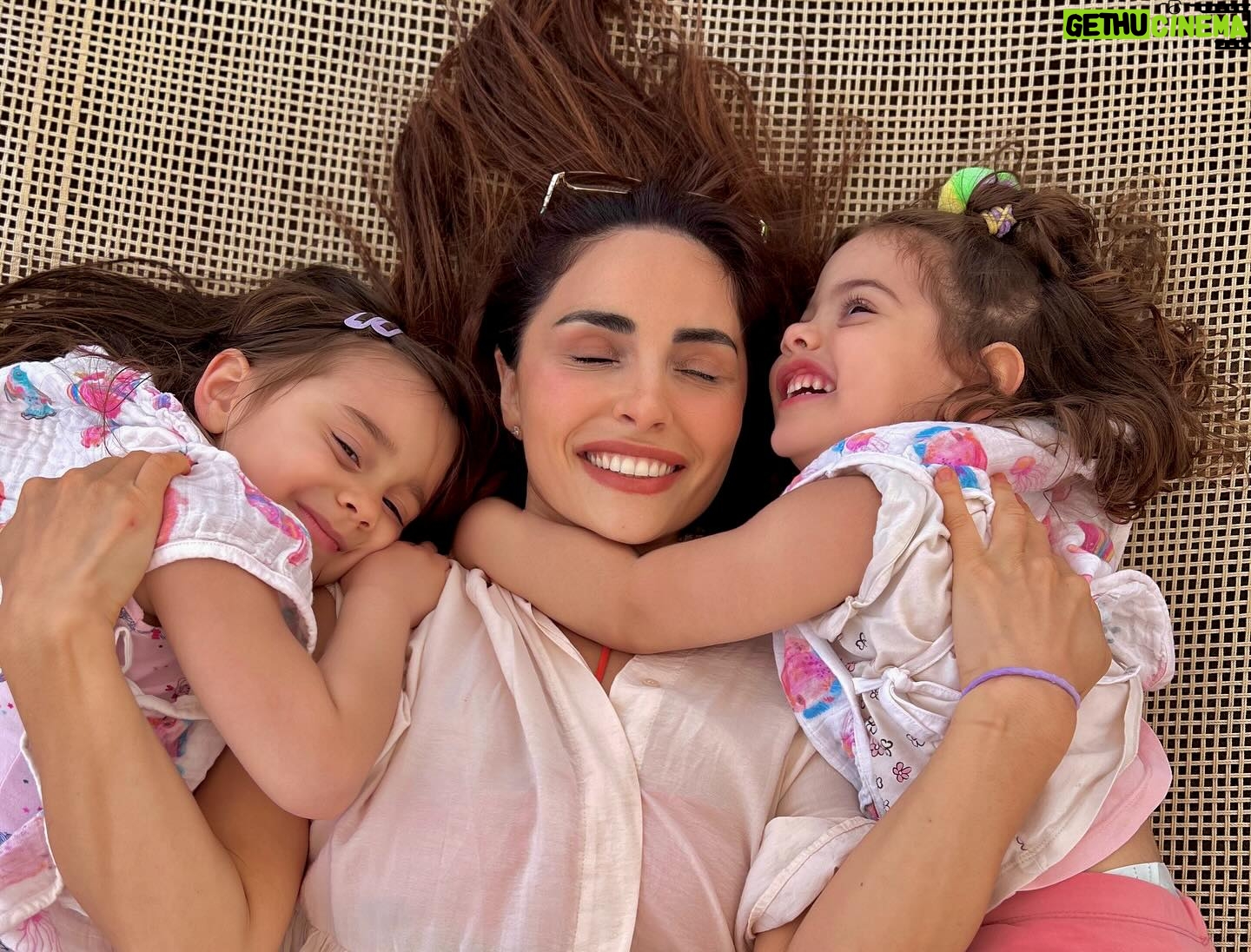 Cevahir Turan Instagram - Bir kadının karnına dünyayı sığdırmasıyla başlıyor her şey. 9 ay sadece bir bebeği taşımıyor, koca bir hayatı omuzluyor. Beni doğduğum günden beri taşıyan, her anımda omuzlayan, en ufak sorunumda destek olan Annem’e: Teşekkür ederim. Dört sene önce kaybettiğim dünyalar iyisi anne yarım Yengem’e; kızlarımı “yavrumun yavruları” diye seven Anneannem’e; beni yediren, büyüten, bugünlere getiren Babaannem’e, ruhu güzel kayınvalideme, bana emek veren halalarıma, teyzelerime ve çocuğunu kanatlar altına alan tüm güzel Annelere: Sevgiler ve teşekkürler... Bana dünyanın en içten ve güzel duygularını yaşatan kızlarım Aya Bella’mın ve Loya’mın annesi olma gururunu yaşadığım için çok mutluyum. Allah olmayanlara yaşatsın ve annesi yanında olmayanlara eksikliğini yaşatmasın...