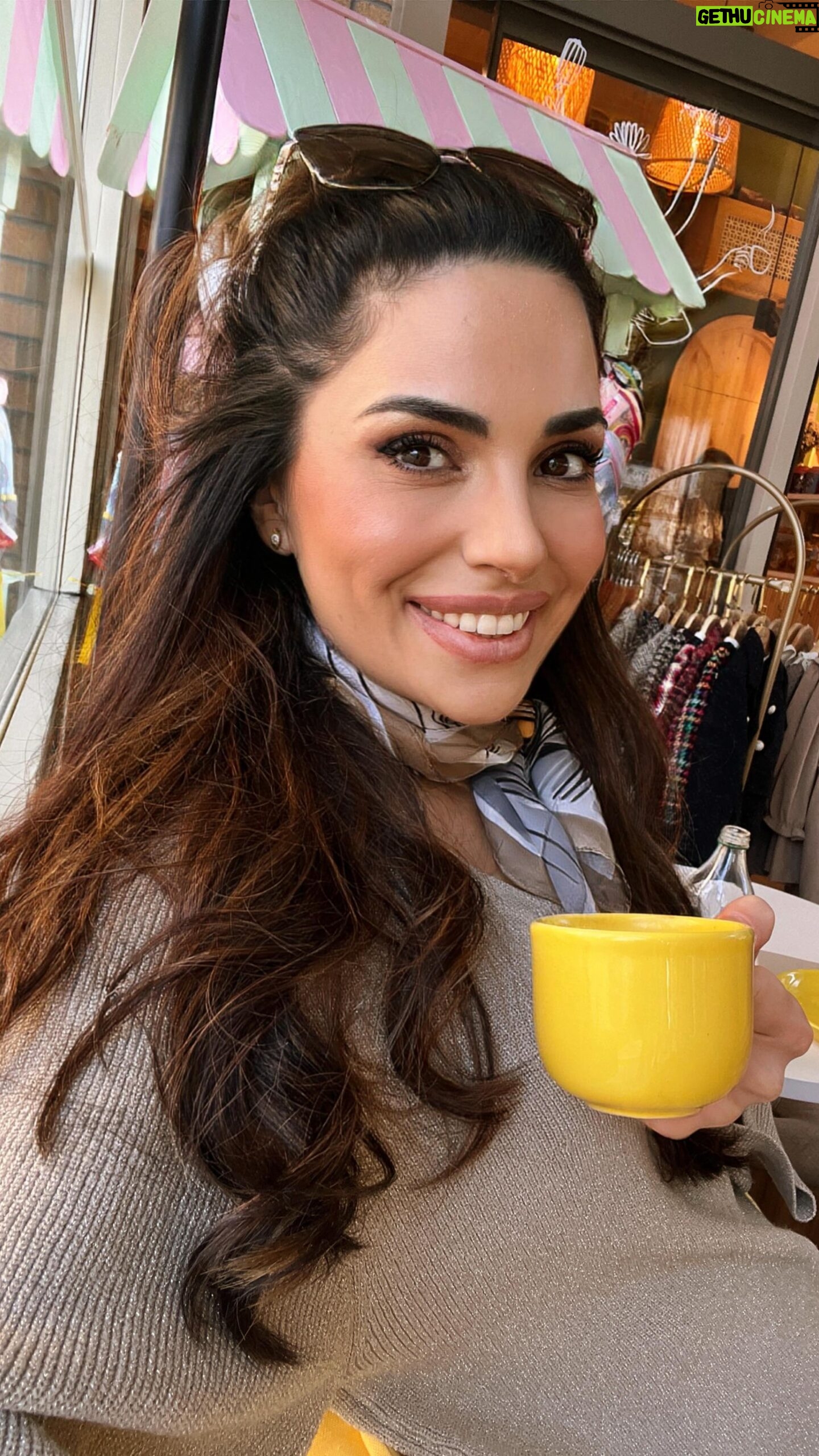 Cevahir Turan Instagram - Geleneksel ailece haftasonu gezmemizde kahve ve oyun molası 🥰 @momandcity #tavsiye #suadiye Kızlar birazdan dinazor atölyesine katıldığında Arman ile şu an gündemimizde olan hangi okulun en iyisi tartışmasını yapacağız 🤔 Özel mi, devlet mi? Erken kayıt avantajları mı? Yoksa Hollanda mı? Gece rüyalarıma girmeye başladı 🥹