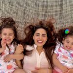 Cevahir Turan Instagram - Bir kadının karnına dünyayı sığdırmasıyla başlıyor her şey. 9 ay sadece bir bebeği taşımıyor, koca bir hayatı omuzluyor. Beni doğduğum günden beri taşıyan, her anımda omuzlayan, en ufak sorunumda destek olan Annem’e: Teşekkür ederim. Dört sene önce kaybettiğim dünyalar iyisi anne yarım Yengem’e; kızlarımı “yavrumun yavruları” diye seven Anneannem’e; beni yediren, büyüten, bugünlere getiren Babaannem’e, ruhu güzel kayınvalideme, bana emek veren halalarıma, teyzelerime ve çocuğunu kanatlar altına alan tüm güzel Annelere: Sevgiler ve teşekkürler... Bana dünyanın en içten ve güzel duygularını yaşatan kızlarım Aya Bella’mın ve Loya’mın annesi olma gururunu yaşadığım için çok mutluyum. Allah olmayanlara yaşatsın ve annesi yanında olmayanlara eksikliğini yaşatmasın...