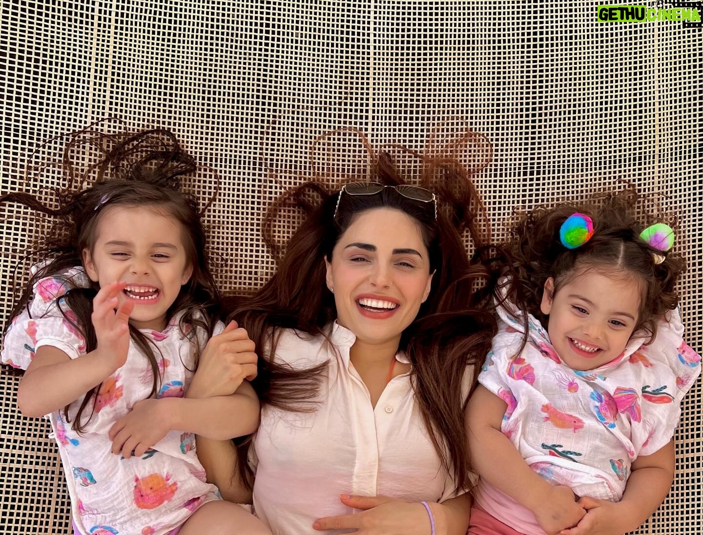Cevahir Turan Instagram - Bir kadının karnına dünyayı sığdırmasıyla başlıyor her şey. 9 ay sadece bir bebeği taşımıyor, koca bir hayatı omuzluyor. Beni doğduğum günden beri taşıyan, her anımda omuzlayan, en ufak sorunumda destek olan Annem’e: Teşekkür ederim. Dört sene önce kaybettiğim dünyalar iyisi anne yarım Yengem’e; kızlarımı “yavrumun yavruları” diye seven Anneannem’e; beni yediren, büyüten, bugünlere getiren Babaannem’e, ruhu güzel kayınvalideme, bana emek veren halalarıma, teyzelerime ve çocuğunu kanatlar altına alan tüm güzel Annelere: Sevgiler ve teşekkürler... Bana dünyanın en içten ve güzel duygularını yaşatan kızlarım Aya Bella’mın ve Loya’mın annesi olma gururunu yaşadığım için çok mutluyum. Allah olmayanlara yaşatsın ve annesi yanında olmayanlara eksikliğini yaşatmasın...