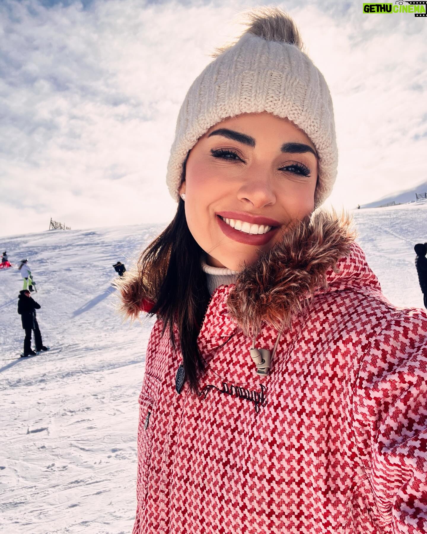 Cevahir Turan Instagram - Kar tatilini mi yoksa deniz tatilini mi seversiniz? ☺️ Yoksa kültür gezisi mi? ☺️ Sizce ben neyi seviyorum? Bakalım paylaşımlarımdan kendimi tanıtabilmiş miyim? ☺️