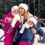 Cevahir Turan Instagram – Bizim ailece en çok kıymet verdiğimiz haftasonları çocuklarla aktivite yapmak. Büyüdüklerinde anılarında güzel şeyler kalsın istiyoruz. Nihayetinde onu iyi insan yapacak olan anılarıdır, anılarında yaşadığı mutluluktur 🥰 Loya – anne, Aya – baba günü olmuş biraz. Söz konusu eğitim olunca Arman çok disiplinli, görev onda ☺️ Aya Bella’ya kayak eğitimi veriyor. Söz konusu dinlenme, keyif yapma ve beslenme olunca bütün görev bende ☺️ Haliyle Loya bende. Aya Bella kayağı baya ilerletirken, Loya bi kızakta oturdu bi yedi bi oturdu bi yedi, yemek olmadığında sümüğünü yedi, sonra fotoğraf çekilirken bile oturdu, çok yoruldu, şimdi uyudu ☺️ Ben şimdi odada uyuyan Loya’nın yanındayken, Aya Bella harekete devam ediyor. Dinlenmek istemedi. Dışarıya yeni keşiflere çıktı ☺️ İşte aynı anne babadan iki çocuk bu kadar farklı olabiliyor. Kimse kendini suçlamasın. Nihayetinde herkesin bi mizacı var ☺️ Kısacası herkes mutlu olsun. Anılarda hep mutlu anlar kalsın ❤️