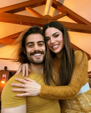 Cevahir Turan Instagram - Hep aynı aşk ile ❤️ #5yearsmarried