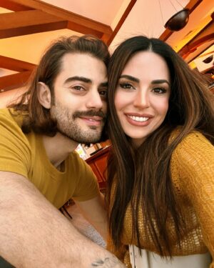 Cevahir Turan Instagram - Hep aynı aşk ile ❤️ #5yearsmarried