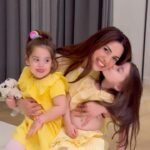 Cevahir Turan Instagram - Kombinlerimizi ve hediyelerimizi @defacto aldık 🥰 Annelik ortak duygular barındırsa da herkes için kişisel ve özeldir ☺️ Ben kendimi sevmeyi annemden öğrendim, tıpkı annem gibi ben de çocuklarıma kendilerini sevmeyi öğretiyorum ❤️ Çünkü her güzelliğin temelinde sevgi var. Bu sevgiyle yola çıktık ve sevgiyle yaşamaya devam edeceğiz. Onlarca şık kıyafetler içerisinden kombinlerimizi yaptık 🥰 Biz şimdiden renkli kombinlerimiz içerisinde eğlenmeye ve anneler gününü kendimizi severek kutlamaya başladık ❤️ Özellikle hediye paketlerine yapıştırılan özel stickerlara bayıldımm ❤️ Henüz ne giyeceğinize ve alacağınıza karar veremediyseniz size en yakın DeFacto mağazasını ziyaret edebilirsiniz 🥰 Tüm annelerin anneler günü kutlu olsun ❤️ #işbirliği