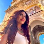 Cevahir Turan Instagram - Hayatımda ilk kez bir yelpazem oldu. Meğer sıcak havalarda ne iyi oluyormuş ☺️ Bu fotoğrafın altına öylesine yorum yazın. Çekiliş yapacağım. Çıkan 3 kişiye İspanya’dan el yapımı yelpaze hediye edeceğim 🥰 çekilişi önümüzdeki pazartesi 15 Nisan yapacağım ☺️ #cordoba #spain #andalucia