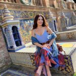Cevahir Turan Instagram - Endülüs tatili planlayanlar için, Seville’ye bir gün yetmez. Mutlaka iki gününüzü ayırın. Çok güzel, kültür ve tarih kokan bir şehir. Ayrıca İspanyol kızlarına bayıldım. Çok güzellermiş 🥰 Şansımıza Feria karnavalına denk geldik bilmeden. Endülüs’ün meşhur kostüm ve kültür karnavalı. Sokaklarda herkes Flamenco kıyafetleriyle, kadınlar çok şık, erkekler de takım elbiseyle gece 12’yi karnavalın açılışını bekliyorlardı. Bütün hafta Sevilla Flamenco karnaval havasında olacak ☺️ Daha önce burada Araplar yaşadığı için de her bir köşesinde Arap mimarisini de görmek mümkün. ☺️ #sevilla #spain🇪🇸