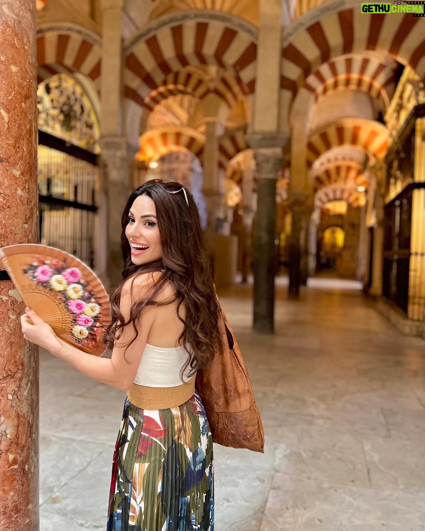 Cevahir Turan Instagram - Hayatımda ilk kez bir yelpazem oldu. Meğer sıcak havalarda ne iyi oluyormuş ☺️ Bu fotoğrafın altına öylesine yorum yazın. Çekiliş yapacağım. Çıkan 3 kişiye İspanya’dan el yapımı yelpaze hediye edeceğim 🥰 çekilişi önümüzdeki pazartesi 15 Nisan yapacağım ☺️ #cordoba #spain #andalucia