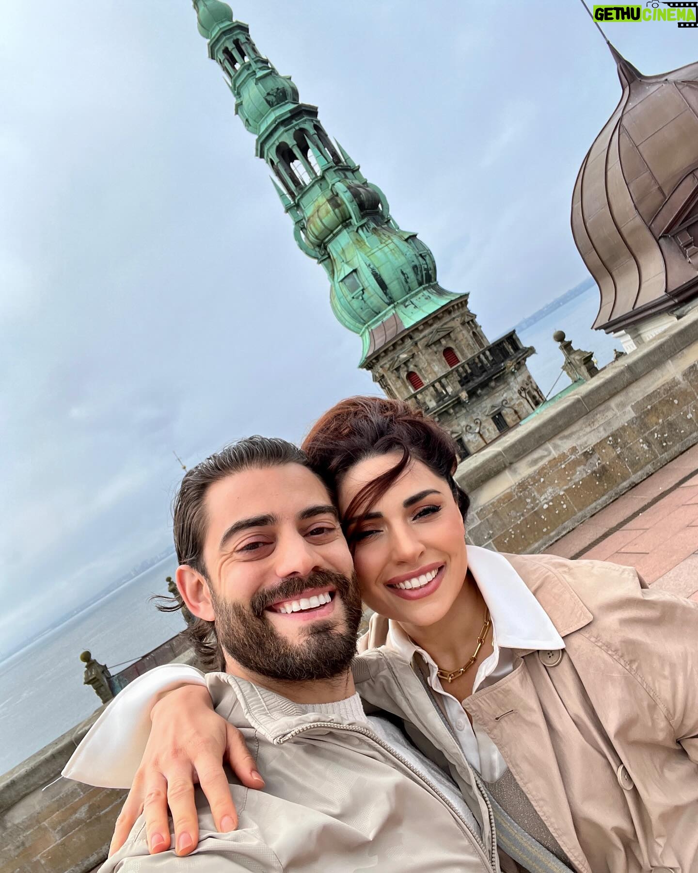 Cevahir Turan Instagram - Arman’a her zaman ki gibi sordum: “Arman sence bu postun altına ne yazayım?” Arman’ın klasik cevabı: “Destan yazma. ‘Kocamı çok seviyorum’ yaz, yeter!” 😒 #denmark #kronborg #frederiksborgcastle