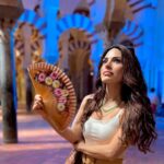 Cevahir Turan Instagram – Hayatımda ilk kez bir yelpazem oldu. Meğer sıcak havalarda ne iyi oluyormuş ☺️ Bu fotoğrafın altına öylesine yorum yazın. Çekiliş yapacağım. Çıkan 3 kişiye İspanya’dan el yapımı yelpaze hediye edeceğim 🥰 çekilişi önümüzdeki pazartesi 15 Nisan yapacağım ☺️ #cordoba #spain #andalucia