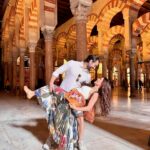 Cevahir Turan Instagram - Hayatımda ilk kez bir yelpazem oldu. Meğer sıcak havalarda ne iyi oluyormuş ☺️ Bu fotoğrafın altına öylesine yorum yazın. Çekiliş yapacağım. Çıkan 3 kişiye İspanya’dan el yapımı yelpaze hediye edeceğim 🥰 çekilişi önümüzdeki pazartesi 15 Nisan yapacağım ☺️ #cordoba #spain #andalucia