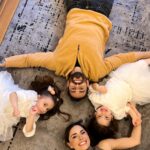 Cevahir Turan Instagram - 🎁 HEDİYEMİZ VAR 🎁 Herkese merhaba! İşte karşınızda salonumuzun yeni halısı Gümüşsuyu’nun antitoz ve yıkanabilir halılarından Deco Milano! Miniklerle yaşarken evde her şeyin kolaylıkla temizlenebiliyor olması ve minimum düzeyde toz tutuyor olması benim için çok önemli. Dokusunu ve şık görünümünü çok beğendim, hikayede paylaştığımda siz de çok sevmiştiniz o yüzden içinizden birine hediye etmek istiyorum!☺️ Siz de bu halıya sahip olmak isterseniz yapmanız gerekenler çok basit; - Bu gönderiyi beğenmek - Yorumlarda 3 arkadaşınızı etkilemek - @gumussuyu sayfasını takip etmek Çekiliş 7 Ocak Pazar günü sonlanacak, 8 Ocak Pazartesi günü story üzerinden açıklanacaktır. BOL ŞANS! ❤️