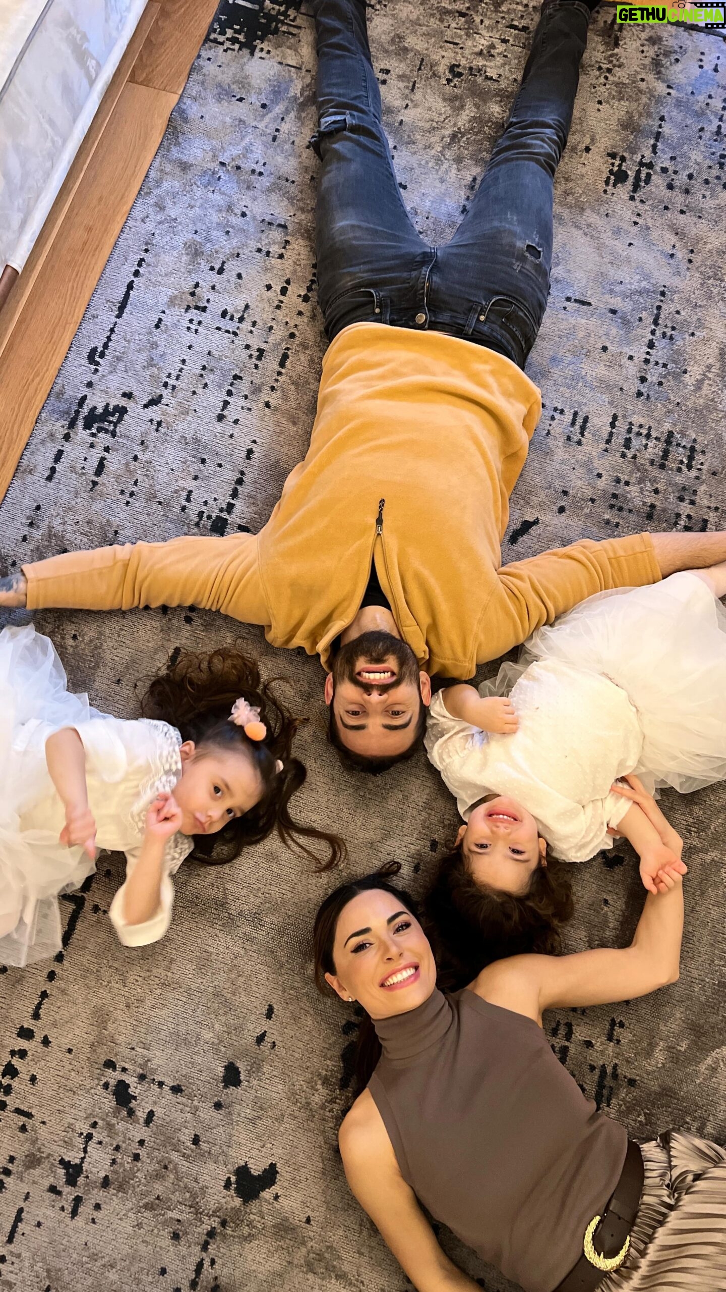 Cevahir Turan Instagram - 🎁 HEDİYEMİZ VAR 🎁 Herkese merhaba! İşte karşınızda salonumuzun yeni halısı Gümüşsuyu’nun antitoz ve yıkanabilir halılarından Deco Milano! Miniklerle yaşarken evde her şeyin kolaylıkla temizlenebiliyor olması ve minimum düzeyde toz tutuyor olması benim için çok önemli. Dokusunu ve şık görünümünü çok beğendim, hikayede paylaştığımda siz de çok sevmiştiniz o yüzden içinizden birine hediye etmek istiyorum!☺️ Siz de bu halıya sahip olmak isterseniz yapmanız gerekenler çok basit; - Bu gönderiyi beğenmek - Yorumlarda 3 arkadaşınızı etkilemek - @gumussuyu sayfasını takip etmek Çekiliş 7 Ocak Pazar günü sonlanacak, 8 Ocak Pazartesi günü story üzerinden açıklanacaktır. BOL ŞANS! ❤️