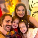 Cevahir Turan Instagram - Yeni yıla Arman’ın bıyıklarıyla girdik. Nasıl girersen öyle olur ya.. Umuyorum bütün sene bıyıklı olmaz 😒 Bu arada Loya babasına çok düşkündü, bıyıktan sonra sürekli öpüyor sarılıyor 🤷🏻‍♀️ Aya Bella aynı annesi gibi. Ne düşünüyor zaten ifadesinden anlarsınız ☺️ Siz ne düşünüyorsunuz? Buradaki yorumları okusun da kararını değiştirsin ☺️