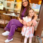 Cevahir Turan Instagram - Yeni yıla Arman’ın bıyıklarıyla girdik. Nasıl girersen öyle olur ya.. Umuyorum bütün sene bıyıklı olmaz 😒 Bu arada Loya babasına çok düşkündü, bıyıktan sonra sürekli öpüyor sarılıyor 🤷🏻‍♀️ Aya Bella aynı annesi gibi. Ne düşünüyor zaten ifadesinden anlarsınız ☺️ Siz ne düşünüyorsunuz? Buradaki yorumları okusun da kararını değiştirsin ☺️