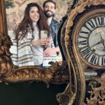 Cevahir Turan Instagram - Kopenhag’ta botanik bahçe ve #rosenborg kalesi ☺️ #copenhagen #denmark Burası genel olarak Hollanda’ya çok benziyor ama gerçekten çok pahalı bir ülke. Mesela sokakta bir su 100 TL. İnsanların gelirleri de yüksek olduğu için onlara normal geliyor. Konuştuğum bir kaç insanın söylediğine göre kreş sonrası bir öğretmenin ortalama maaşı 160-170 bin TL arası (vergiler ve bütün masraflar çıkmış net gelir.) Hollanda’da gelirler bu kadar yüksek, her şey bu kadar da pahalı değil bu arada. Ama güzel bir ülke 🥰 Biz Eurovision için geldik, buradan Malmö’ye geçeceğiz. İyi ki gelmişiz ❤️