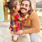Cevahir Turan Instagram - Yeni yıla Arman’ın bıyıklarıyla girdik. Nasıl girersen öyle olur ya.. Umuyorum bütün sene bıyıklı olmaz 😒 Bu arada Loya babasına çok düşkündü, bıyıktan sonra sürekli öpüyor sarılıyor 🤷🏻‍♀️ Aya Bella aynı annesi gibi. Ne düşünüyor zaten ifadesinden anlarsınız ☺️ Siz ne düşünüyorsunuz? Buradaki yorumları okusun da kararını değiştirsin ☺️