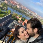 Cevahir Turan Instagram - Kopenhag’ta botanik bahçe ve #rosenborg kalesi ☺️ #copenhagen #denmark Burası genel olarak Hollanda’ya çok benziyor ama gerçekten çok pahalı bir ülke. Mesela sokakta bir su 100 TL. İnsanların gelirleri de yüksek olduğu için onlara normal geliyor. Konuştuğum bir kaç insanın söylediğine göre kreş sonrası bir öğretmenin ortalama maaşı 160-170 bin TL arası (vergiler ve bütün masraflar çıkmış net gelir.) Hollanda’da gelirler bu kadar yüksek, her şey bu kadar da pahalı değil bu arada. Ama güzel bir ülke 🥰 Biz Eurovision için geldik, buradan Malmö’ye geçeceğiz. İyi ki gelmişiz ❤️