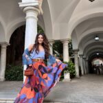 Cevahir Turan Instagram - Endülüs tatili planlayanlar için, Seville’ye bir gün yetmez. Mutlaka iki gününüzü ayırın. Çok güzel, kültür ve tarih kokan bir şehir. Ayrıca İspanyol kızlarına bayıldım. Çok güzellermiş 🥰 Şansımıza Feria karnavalına denk geldik bilmeden. Endülüs’ün meşhur kostüm ve kültür karnavalı. Sokaklarda herkes Flamenco kıyafetleriyle, kadınlar çok şık, erkekler de takım elbiseyle gece 12’yi karnavalın açılışını bekliyorlardı. Bütün hafta Sevilla Flamenco karnaval havasında olacak ☺️ Daha önce burada Araplar yaşadığı için de her bir köşesinde Arap mimarisini de görmek mümkün. ☺️ #sevilla #spain🇪🇸