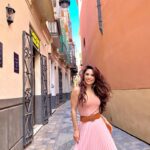 Cevahir Turan Instagram - Endülüs’ten herkese selamlar 🥰 Gypsy kültürü, bolca flemenko ile karşılaşırım diye umuyordum. İlk gün Malaga’da pek denk gelemedik ☺️ Yarın farklı şehirlerde gözüm gypsyleri arayacak ☺️ #spain #malaga