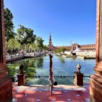 Cevahir Turan Instagram - Endülüs tatili planlayanlar için, Seville’ye bir gün yetmez. Mutlaka iki gününüzü ayırın. Çok güzel, kültür ve tarih kokan bir şehir. Ayrıca İspanyol kızlarına bayıldım. Çok güzellermiş 🥰 Şansımıza Feria karnavalına denk geldik bilmeden. Endülüs’ün meşhur kostüm ve kültür karnavalı. Sokaklarda herkes Flamenco kıyafetleriyle, kadınlar çok şık, erkekler de takım elbiseyle gece 12’yi karnavalın açılışını bekliyorlardı. Bütün hafta Sevilla Flamenco karnaval havasında olacak ☺️ Daha önce burada Araplar yaşadığı için de her bir köşesinde Arap mimarisini de görmek mümkün. ☺️ #sevilla #spain🇪🇸
