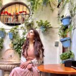 Cevahir Turan Instagram – Endülüs’ten herkese selamlar 🥰 Gypsy kültürü, bolca flemenko ile karşılaşırım diye umuyordum. İlk gün Malaga’da pek denk gelemedik ☺️ Yarın farklı şehirlerde gözüm gypsyleri arayacak ☺️ #spain #malaga
