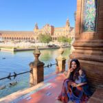 Cevahir Turan Instagram - Endülüs tatili planlayanlar için, Seville’ye bir gün yetmez. Mutlaka iki gününüzü ayırın. Çok güzel, kültür ve tarih kokan bir şehir. Ayrıca İspanyol kızlarına bayıldım. Çok güzellermiş 🥰 Şansımıza Feria karnavalına denk geldik bilmeden. Endülüs’ün meşhur kostüm ve kültür karnavalı. Sokaklarda herkes Flamenco kıyafetleriyle, kadınlar çok şık, erkekler de takım elbiseyle gece 12’yi karnavalın açılışını bekliyorlardı. Bütün hafta Sevilla Flamenco karnaval havasında olacak ☺️ Daha önce burada Araplar yaşadığı için de her bir köşesinde Arap mimarisini de görmek mümkün. ☺️ #sevilla #spain🇪🇸