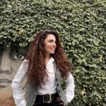 Cevahir Turan Instagram - Eskiden çok sık kullandığım saçlarımın bu halini beğendiniz mi? Yoksa düz mü? Ya da maşalı mı? 🥰