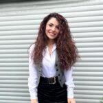 Cevahir Turan Instagram - Eskiden çok sık kullandığım saçlarımın bu halini beğendiniz mi? Yoksa düz mü? Ya da maşalı mı? 🥰