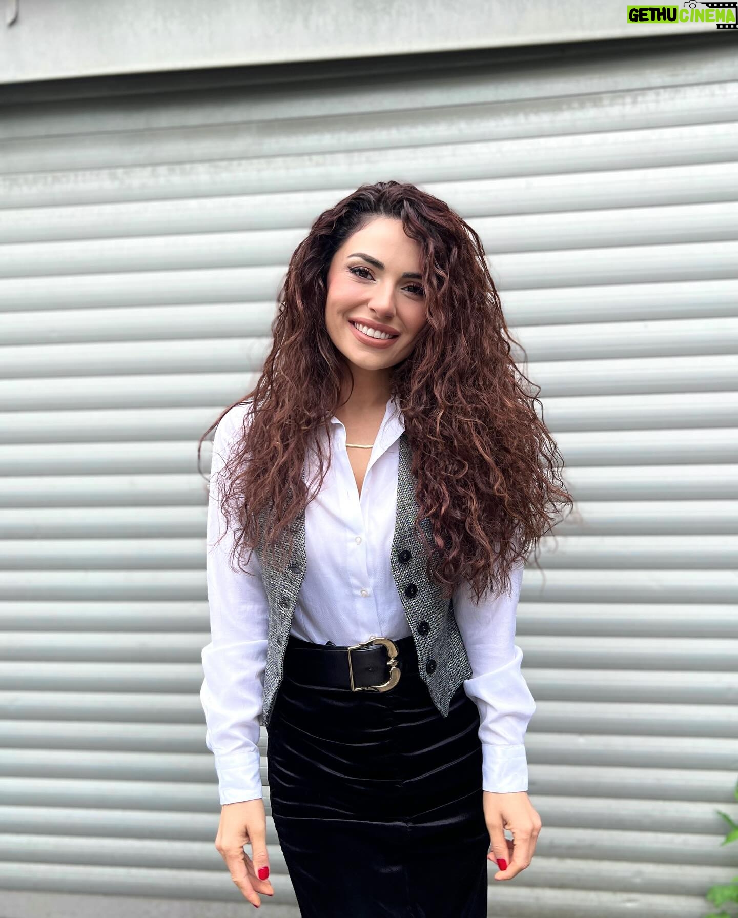 Cevahir Turan Instagram - Eskiden çok sık kullandığım saçlarımın bu halini beğendiniz mi? Yoksa düz mü? Ya da maşalı mı? 🥰