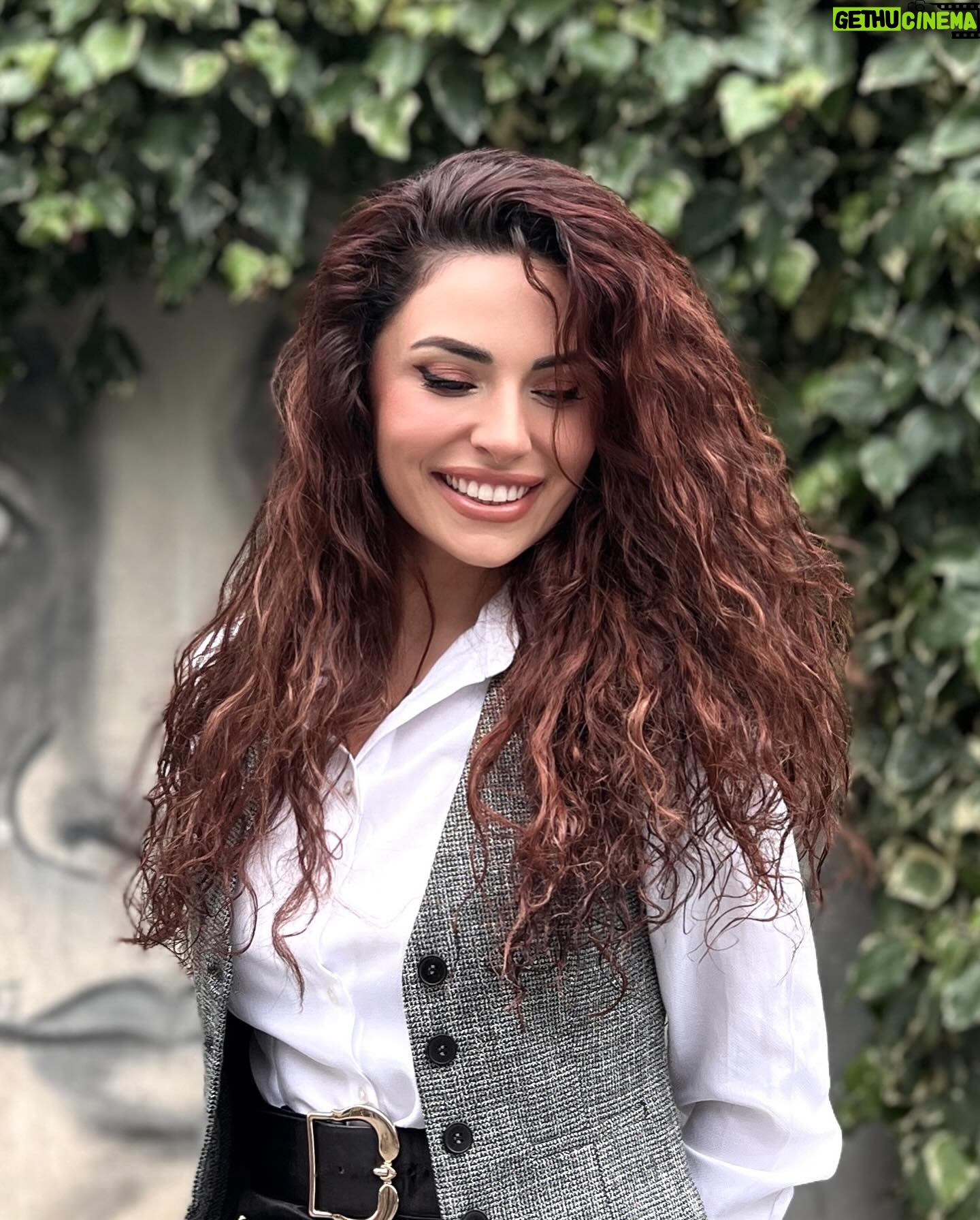 Cevahir Turan Instagram - Eskiden çok sık kullandığım saçlarımın bu halini beğendiniz mi? Yoksa düz mü? Ya da maşalı mı? 🥰