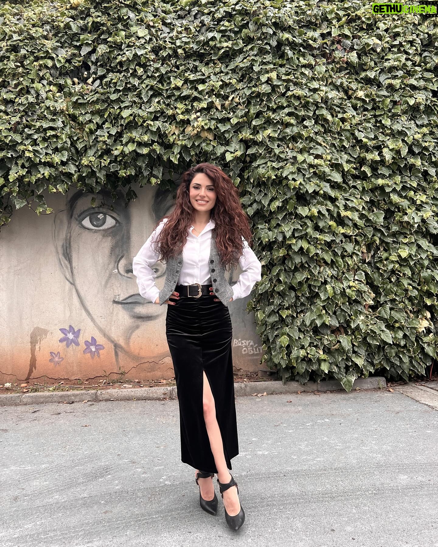 Cevahir Turan Instagram - Eskiden çok sık kullandığım saçlarımın bu halini beğendiniz mi? Yoksa düz mü? Ya da maşalı mı? 🥰