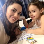 Cevahir Turan Instagram - Çok şükür Aya Bella ameliyattan çıktı ve iyi. Yaklaşık 2 sene önce genelde geniz eti ve bademciğin beraber alındığı ameliyatta, Aya Bella’nın sürekli yaşadığı orta kulak iltihabından dolayı sadece geniz eti alınmıştı. O zamanlar bademciği normal boyutta ve komplikasyon yaratmıyordu. Alerjik bir bünyesi olduğu için zaman içerisinde bademcikleri de büyüme yaptı. Sıkça hastalanmasından ziyade bizi en çok rahatsız eden bir süredir aşırı horlama, ağzı açık uyuma ve uyku apnesi yaşamasaydı. Uykuda solunum kesilmesi yaşıyor, çok terliyor ve sabahları hep huzursuz ve yorgun uyanıyordu. Bu da gelişimini etkiliyordu. Yemek yerken kocaman bademciklerinden kaynaklı doyma hissi yaşıyordu. Bu arada alerjik bünyesi olduğu için neye alerjisi olduğu da imminoloji doktoru tarafından tespit edildi. Buna bağlı beslenmeye dair (süt tüketimi, kızartma, paketli gıdalar vs.) önlemler de aldık. Takviyeler de yaptık. Hatta kediye alerjisi çıkınca kedimizi bir süre başka bir eve misafirliğe gönderdik. Ama durum daha da kötüleşti. Çocuk doktoru, kulak burun boğaz doktoru ve alerji doktoru muayenisinde bademciğin alınmasını önerdiler. Ameliyat günü ise sabah genel anestezi ile ameliyatı yapıldı. Yaklaşık 1 saat sonra odasına geldi. Narkoz etkisiyle biraz sersemlik yaşadı. Kanama da oldu. 4 saat sonra dondurma yedi. Aynı gün hastaneden taburcu olabiliyorsunuz. Riskli bir ameliyat olmasa da sonuçta narkoz, hastane yatağı ve ortamı etkilemiş oldu. Hala acısı da vardı. Hemen ameliyat sonrasında bile uyurken hiç horlamadı. Mucize gibi ☺️ Sonrasında kocaman bademciklersiz deneyimlerimizi paylaşırım. Aynı sorunları yaşayan, ameliyat düşünen ve benim gibi süreçten korkanlar varsa şunu söyleyeyim. İçiniz rahat olsun 🥰