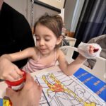 Cevahir Turan Instagram - Çok şükür Aya Bella ameliyattan çıktı ve iyi. Yaklaşık 2 sene önce genelde geniz eti ve bademciğin beraber alındığı ameliyatta, Aya Bella’nın sürekli yaşadığı orta kulak iltihabından dolayı sadece geniz eti alınmıştı. O zamanlar bademciği normal boyutta ve komplikasyon yaratmıyordu. Alerjik bir bünyesi olduğu için zaman içerisinde bademcikleri de büyüme yaptı. Sıkça hastalanmasından ziyade bizi en çok rahatsız eden bir süredir aşırı horlama, ağzı açık uyuma ve uyku apnesi yaşamasaydı. Uykuda solunum kesilmesi yaşıyor, çok terliyor ve sabahları hep huzursuz ve yorgun uyanıyordu. Bu da gelişimini etkiliyordu. Yemek yerken kocaman bademciklerinden kaynaklı doyma hissi yaşıyordu. Bu arada alerjik bünyesi olduğu için neye alerjisi olduğu da imminoloji doktoru tarafından tespit edildi. Buna bağlı beslenmeye dair (süt tüketimi, kızartma, paketli gıdalar vs.) önlemler de aldık. Takviyeler de yaptık. Hatta kediye alerjisi çıkınca kedimizi bir süre başka bir eve misafirliğe gönderdik. Ama durum daha da kötüleşti. Çocuk doktoru, kulak burun boğaz doktoru ve alerji doktoru muayenisinde bademciğin alınmasını önerdiler. Ameliyat günü ise sabah genel anestezi ile ameliyatı yapıldı. Yaklaşık 1 saat sonra odasına geldi. Narkoz etkisiyle biraz sersemlik yaşadı. Kanama da oldu. 4 saat sonra dondurma yedi. Aynı gün hastaneden taburcu olabiliyorsunuz. Riskli bir ameliyat olmasa da sonuçta narkoz, hastane yatağı ve ortamı etkilemiş oldu. Hala acısı da vardı. Hemen ameliyat sonrasında bile uyurken hiç horlamadı. Mucize gibi ☺️ Sonrasında kocaman bademciklersiz deneyimlerimizi paylaşırım. Aynı sorunları yaşayan, ameliyat düşünen ve benim gibi süreçten korkanlar varsa şunu söyleyeyim. İçiniz rahat olsun 🥰
