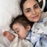 Cevahir Turan Instagram - Çok şükür Aya Bella ameliyattan çıktı ve iyi. Yaklaşık 2 sene önce genelde geniz eti ve bademciğin beraber alındığı ameliyatta, Aya Bella’nın sürekli yaşadığı orta kulak iltihabından dolayı sadece geniz eti alınmıştı. O zamanlar bademciği normal boyutta ve komplikasyon yaratmıyordu. Alerjik bir bünyesi olduğu için zaman içerisinde bademcikleri de büyüme yaptı. Sıkça hastalanmasından ziyade bizi en çok rahatsız eden bir süredir aşırı horlama, ağzı açık uyuma ve uyku apnesi yaşamasaydı. Uykuda solunum kesilmesi yaşıyor, çok terliyor ve sabahları hep huzursuz ve yorgun uyanıyordu. Bu da gelişimini etkiliyordu. Yemek yerken kocaman bademciklerinden kaynaklı doyma hissi yaşıyordu. Bu arada alerjik bünyesi olduğu için neye alerjisi olduğu da imminoloji doktoru tarafından tespit edildi. Buna bağlı beslenmeye dair (süt tüketimi, kızartma, paketli gıdalar vs.) önlemler de aldık. Takviyeler de yaptık. Hatta kediye alerjisi çıkınca kedimizi bir süre başka bir eve misafirliğe gönderdik. Ama durum daha da kötüleşti. Çocuk doktoru, kulak burun boğaz doktoru ve alerji doktoru muayenisinde bademciğin alınmasını önerdiler. Ameliyat günü ise sabah genel anestezi ile ameliyatı yapıldı. Yaklaşık 1 saat sonra odasına geldi. Narkoz etkisiyle biraz sersemlik yaşadı. Kanama da oldu. 4 saat sonra dondurma yedi. Aynı gün hastaneden taburcu olabiliyorsunuz. Riskli bir ameliyat olmasa da sonuçta narkoz, hastane yatağı ve ortamı etkilemiş oldu. Hala acısı da vardı. Hemen ameliyat sonrasında bile uyurken hiç horlamadı. Mucize gibi ☺️ Sonrasında kocaman bademciklersiz deneyimlerimizi paylaşırım. Aynı sorunları yaşayan, ameliyat düşünen ve benim gibi süreçten korkanlar varsa şunu söyleyeyim. İçiniz rahat olsun 🥰