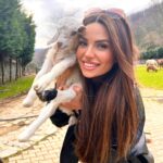 Cevahir Turan Instagram - Biz bugün cennete düştük sanki ❤️ İstanbul’un içinde Beykoz’da bir okulun bahçesi. Çeşit çeşit hayvanları sevdik 🥰. Öğrenciler bu hayvanlarla doğanın içinde ders yapıyor. Ve bu okul yıllık tonlarca para alıyor her bir öğrenciden. Aslında çok uzak değil, Anadolu’nun hangi köy okuluna gitsen bulabileceğin bir ortam ama İstanbul’da lüks oluyor ☺️ En güzeli de Loya’nın ruhunu keşfetmesi oldu. Her an koşturdu. Küçükken en çok sevdiğim çizgifilmi, Heidi’yi gördüm kızımda 🥰 #istanbul #beykoz